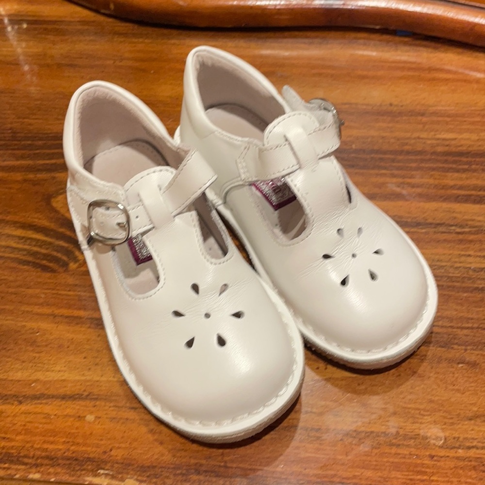 L’Amour white toddler girls Mary Janes size 8.
